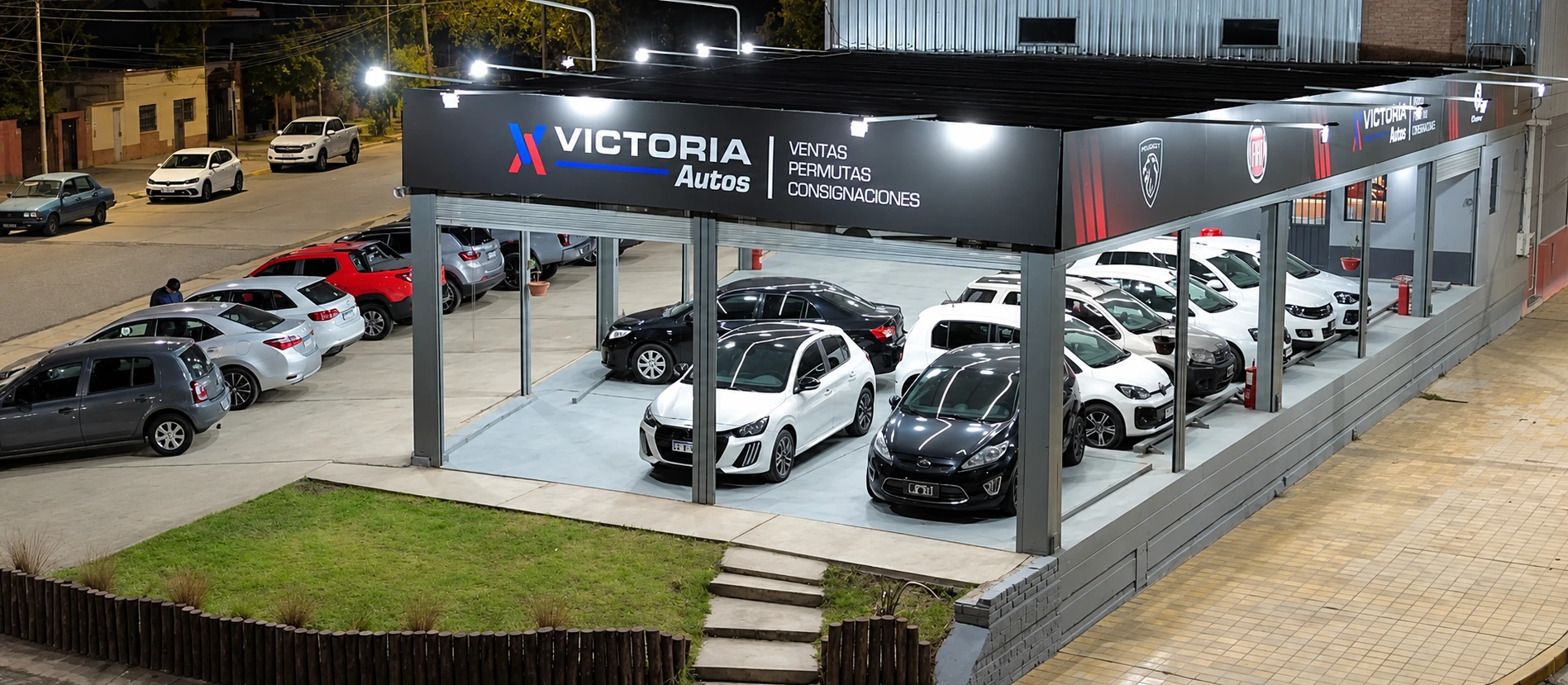 Salón y vehículos de Victoria Autos en San Juan
